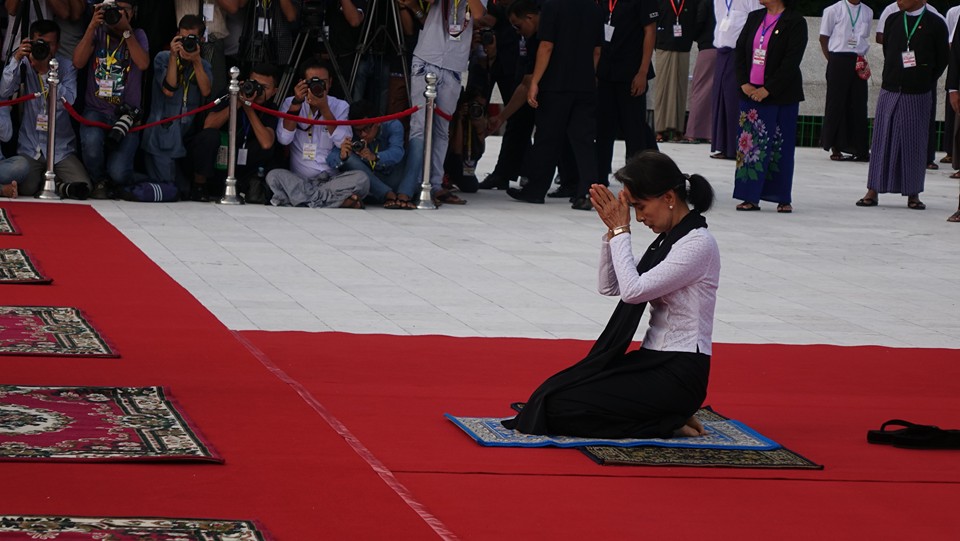 ၆၉ ႏွစ္ေျမာက္ အာဇာနည္ေန႔ အခမ္းအနား ေဒၚေအာင္ဆန္းစုၾကည္ တက္ေရာက္ဂါရ၀ျပဳ (ဓာတ္ပုံ)