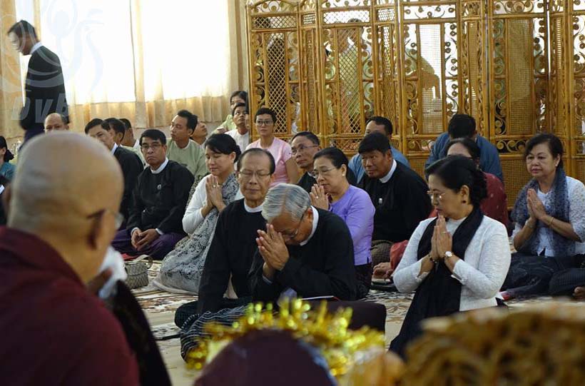 သမၼတဦးထင္ေက်ာ္ႏွင့္ ဇနီး အာဇာနည္ေန႔ဆြမ္းကပ္လွဴဒါန္း