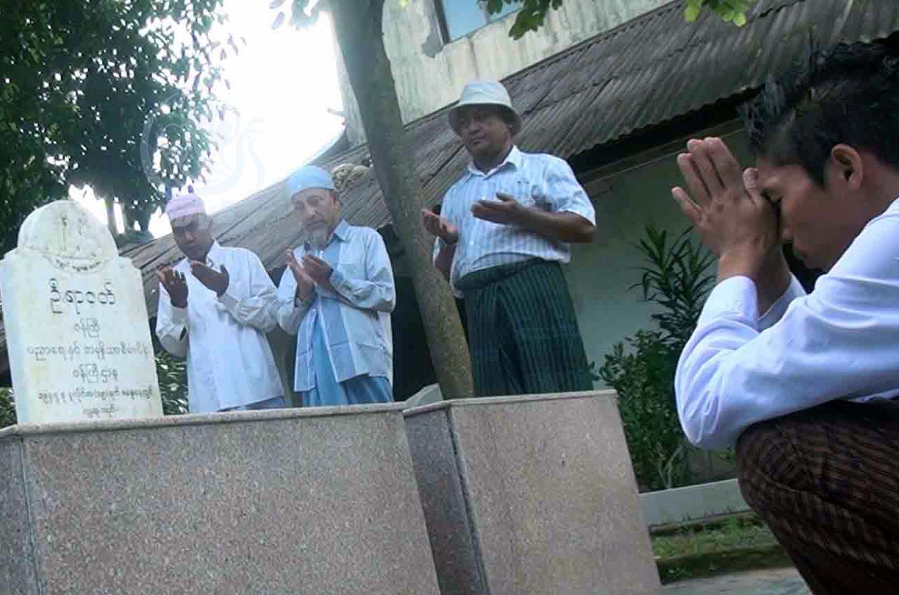ဦးရာဇတ္ႏွင့္ ရဲေဘာ္ကိုေထြးတို႔၏ ဂူဗိမာန္တြင္ မိသားစု၀င္မာ်းႏွင့္ ျပည္သူမ်ား  ဂါရ၀ျပဳ