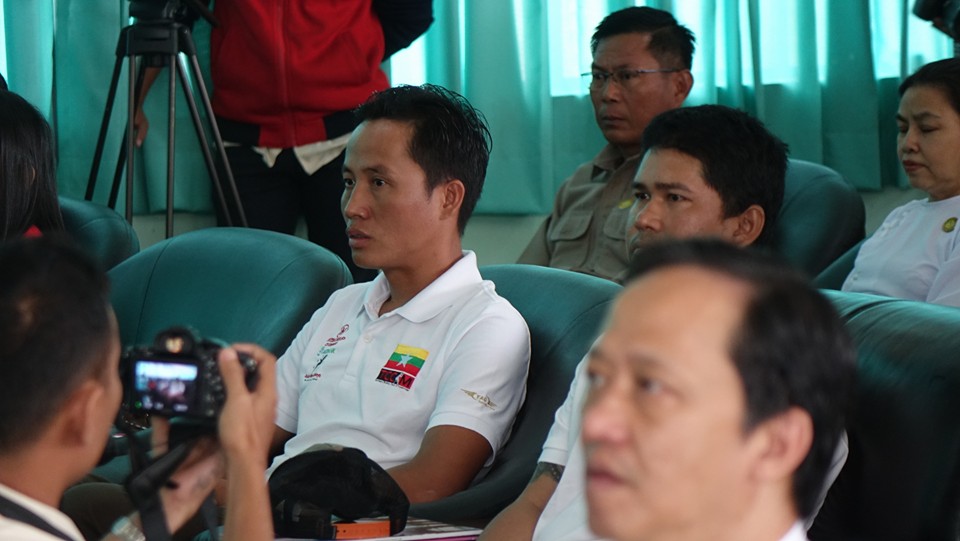 ဧ၀ရက္ေတာင္ထိပ္ ေအာင္ျမင္စြာတက္ေရာက္ခဲ့သူမ်ားကုိ ဂုဏ္ျပဳဆုခ်ီးျမႇင့္ (ဓာတ္ပုံ)