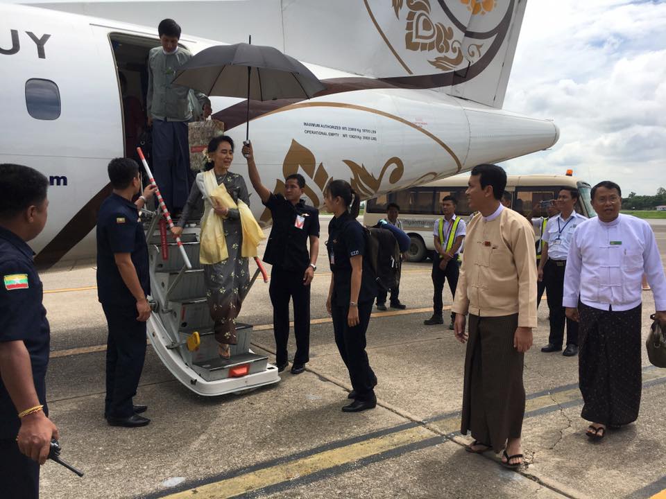 ေဒၚေအာင္ဆန္းစုၾကည္ ရန္ကုန္ေလဆိပ္ ေရာက္ရွိ (ဓာတ္ပုံ)