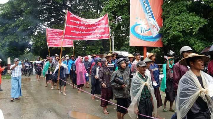 ငါးေလလံကိစၥ မေက်နပ္‬သျဖင့္ ေကာလင္း ေတာင္သူမ်ား ဆႏၵျပ (ဓာတ္ပုံ)