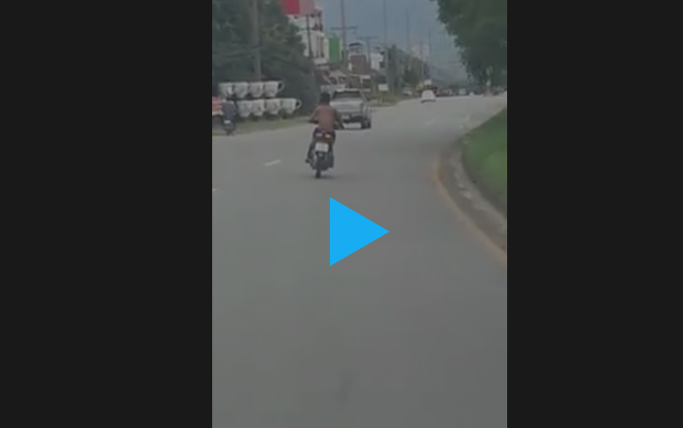 မူးၿပီးဆိုင္ကယ္ျဖင့္ ေျမာင္းထဲျပဳတ္က်သည့္ ျမန္မာအလုပ္သမား႐ုပ္သံ ၀ုိင္း၀န္းေ၀ဖန္ (႐ုပ္သံ)