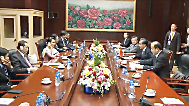 ေဒၚေအာင္ဆန္းစုၾကည္ တ႐ုတ္ႏုိင္ငံျခားေရး၀န္ႀကီးႏွင့္ သီးသန္႔ေတြ႔ဆုံ