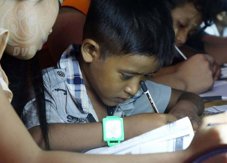 စံပယ္ပန္းေရာင္းကေလးငယ္မ်ားကို ေန႔စဥ္စာသင္ေပးသည့္ က႐ုဏာပရဟိအဖြဲ႔ (ဓာတ္ပံု)