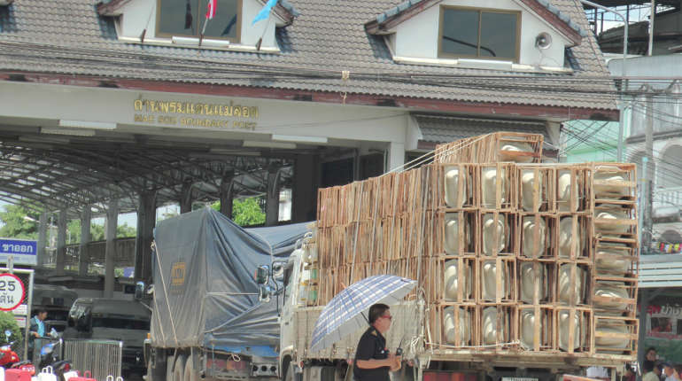 ထိုင္းတြင္အသံုးမျပဳေတာ့မည့္ ေရအိမ္ဇလားမ်ား ျမန္မာနယ္စပ္သို႔ အမ်ားအျပားတင္သြင္း