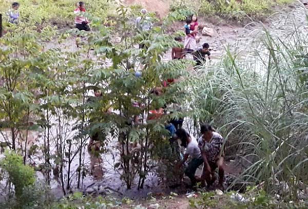 မဲေဆာက္တြင္ တရားမ၀င္အလုပ္သမားဖမ္းဆီး၍ ျမန္မာမ်ားေသာင္ရင္းျမစ္ထဲဆင္းေျပး