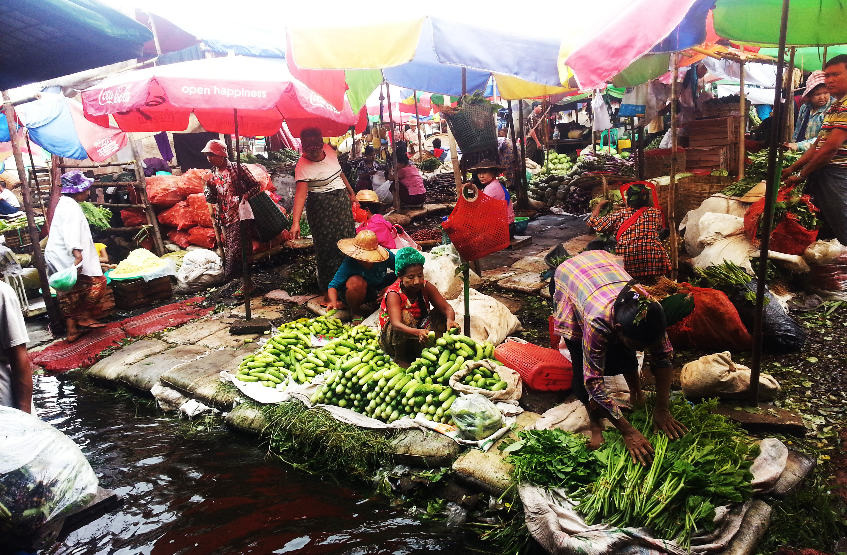 တညင္းကုန္း ကုန္စိမ္းေစ်းက ႐ုန္းကန္လႈပ္ရွားဘ၀ပံုရိပ္မ်ား (သတင္းဓာတ္ပံု)