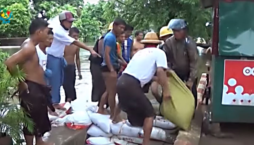 တံတားဦးတြင္ မိုးသည္းထန္ၿပီး လမ္းမ်ားေပၚေရေက်ာ္၊ အေရးေပၚ သဲအိတ္မ်ားခ်