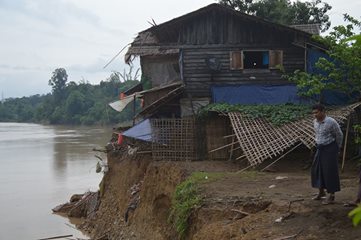 ေတာင္ကုတ္တြင္ ကမ္းပါးၿပိဳက်မႈေၾကာင့္ ေနအိမ္ ၁၀၀ ေက်ာ္ အေရးေပၚေျပာင္းေရႊ႔ရန္ လုိအပ္