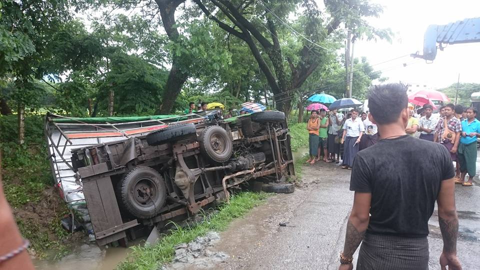 ရန္ကုန္တြင္ ခရီးသည္တင္ ဒုိင္နာ တိမ္းေမွာက္၊ ယာဥ္ေမာင္းထြက္ေျပး