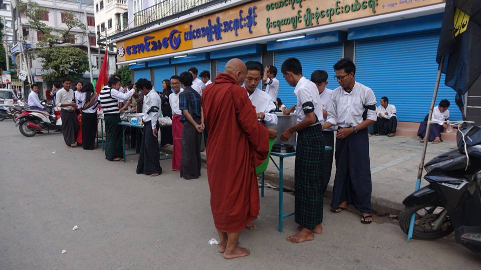 ရွစ္ေလးလုံးအထိမ္းအမွတ္ မႏၱေလး ဗကသေက်ာင္းသားမ်ား ဆြမ္းေလာင္း (ဓာတ္ပုံ)