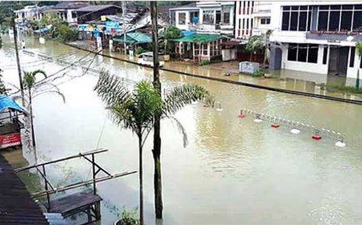 ဒိုက္ဦးၿမိဳ႕ ေရႀကီးမႈေၾကာင့္  ေဆး႐ုံတြင္းလူနာေတြ ေရႊ႕ေျပာင္းကုသရ