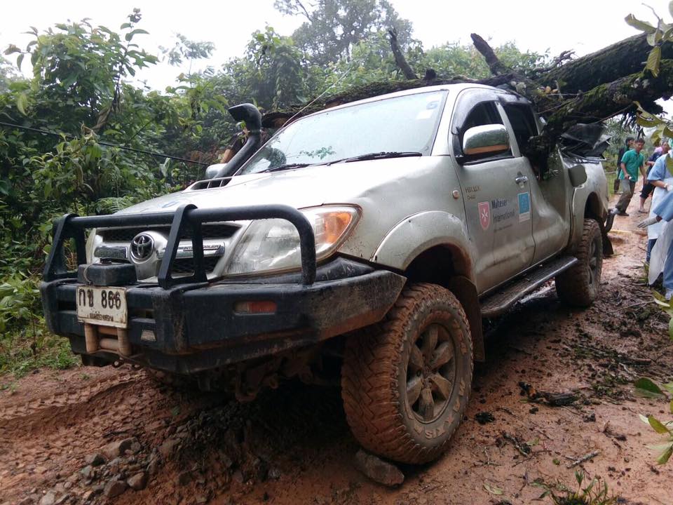 ဒုကၡသည္လူနာတင္ကား သစ္ပင္လဲပိ၊ ကားေပၚပါလူနာတဦး အေရးေပၚ ကုသေနရ