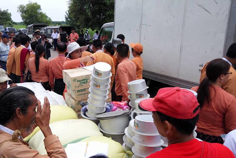 ေရေဘးသင့္ျပည္သူမ်ားကို ရန္ကုန္တိုင္းလႊတ္ေတာ္က ေသာက္ေရႏွင့္ စားနပ္ရိကၡာမ်ား လႉဒါန္း