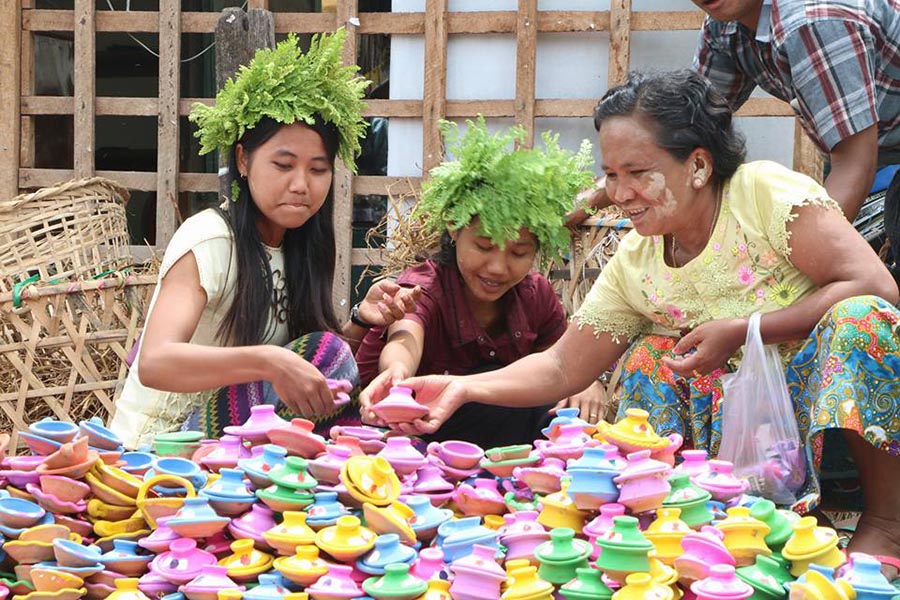 မႏၱေလးၿမိဳ႕က ႐ိုးရာအုိးပုတ္ခိုးပဲြေတာ္