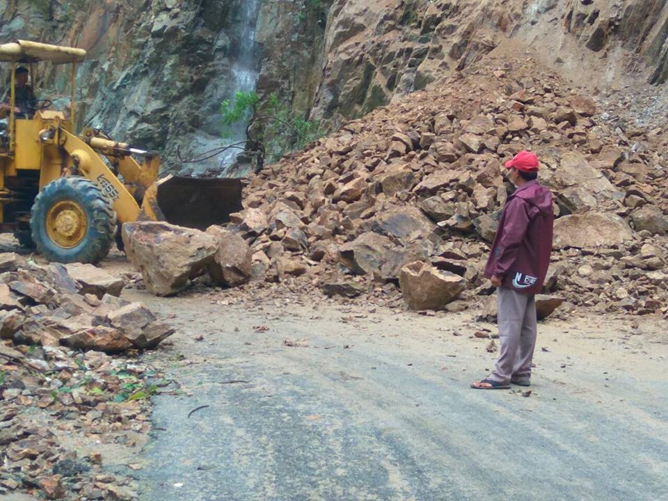 ေရး-ထားဝယ္ကားလမ္း မလြဲေတာင္ထိပ္ ေျမၿပိဳ