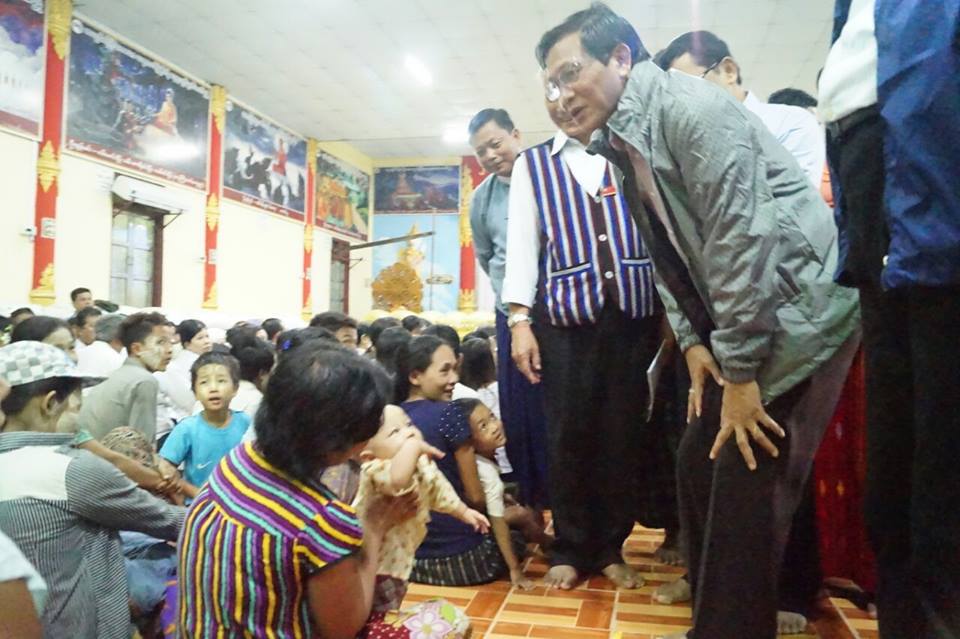သာေပါင္းၿမိဳ႕ ေရေဘးေရွာင္ျပည္သူမ်ားကုိ ဒုသမၼတ အားေပး (ဓာတ္ပုံ)