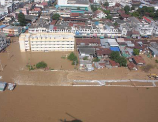 ျမန္မာအလုပ္သမား​ ​ေသာင္း​ခ်ီ႐ွိသည့္​ နခြန္စဝမ္ျမို့​ ​ေရဖံုး​လြွႊမ္း​
