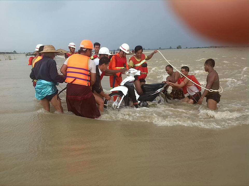 လက္ပံတန္းတြင္ ေက်ာင္းသား ၂ ဦး ဆုိင္ကယ္ႏွင့္အတူ ေရထဲေမ်ာပါေသဆုံး