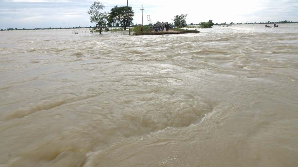 အေဖ်ာက္-ဥတို ကားလမ္း တံတားမ်ား ေရထဲေမ်ာပါ