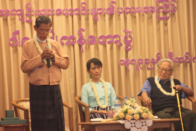နိုင္ငံ​ေရး​အက်ဥ္း​သား​ေဟာင္း​မ်ား​က နိုင္ငံ​ေရး​ေခါင္း​ေဆာင္မ်ား​ကို ကန္​ေတာ့​ (ဓာတ္ပံု)