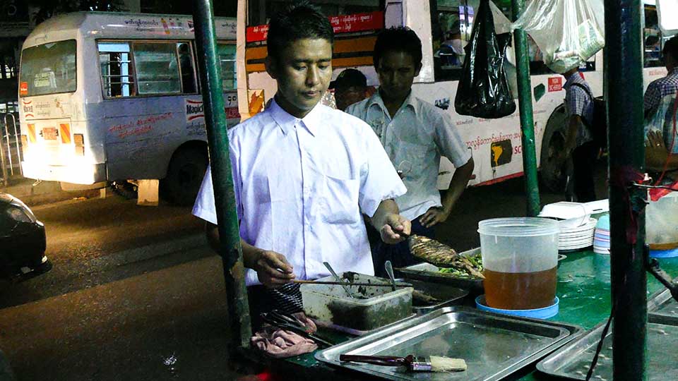 ေဒၚ​ေအာင္​ဆန္​းစုၾကည္​၏ ဂုဏ္​ျပဳခံရသည့္ ငါးကင္​သမား​ေလး (ဓာတ္ပံု)