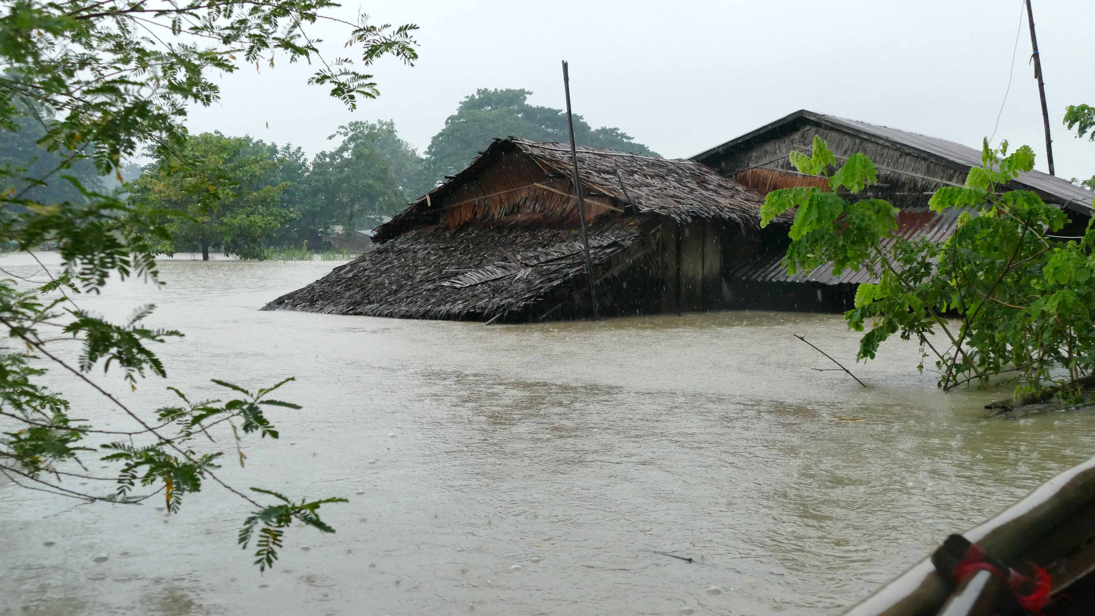ေရေဘးသင့္ အေရွ႕ဆယ္လန္ေက်းရြာသားမ်ား ေနရပ္ျပန္မရသျဖင့္ အကူညီလုိအပ္