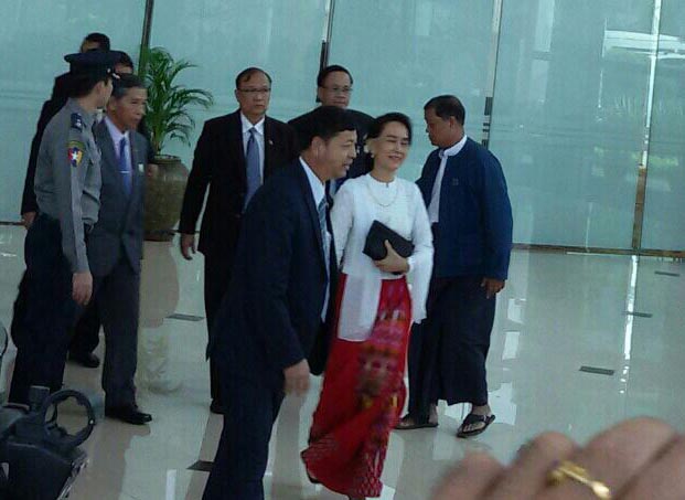 ေဒၚေအာင္ဆန္းစုၾကည္ တ႐ုတ္ႏိုင္ငံသို႔ ခ်စ္ၾကည္ေရးခရီး ထြက္ခြာ (ဓာတ္ပံု)