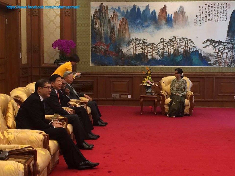 ေဒၚေအာင္ဆန္းစုၾကည္ႏွင့္ AIIB ဘဏ္ တာ၀န္ရွိသူမ်ား ေတြ႔ဆံု (ဓာတ္ပံု)
