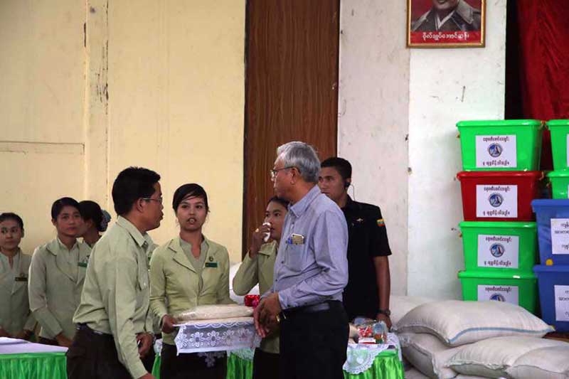 သမၼတ ဦးထင္ေက်ာ္ ငါးသုိင္းေခ်ာင္း ေရေဘးေရွာင္ျပည္သူမ်ားကုိ ေတြ႔ဆုံ (ဓာတ္ပုံ)
