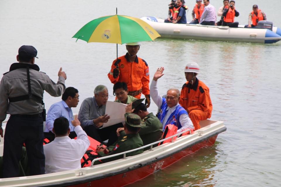 သမၼတ ဦးထင္ေက်ာ္ ေရေဘးသင့္သူမ်ားကုိ ေလွစီးၿပီး သြားေရာက္ေထာက္ပံ့ (ဓာတ္ပုံ)
