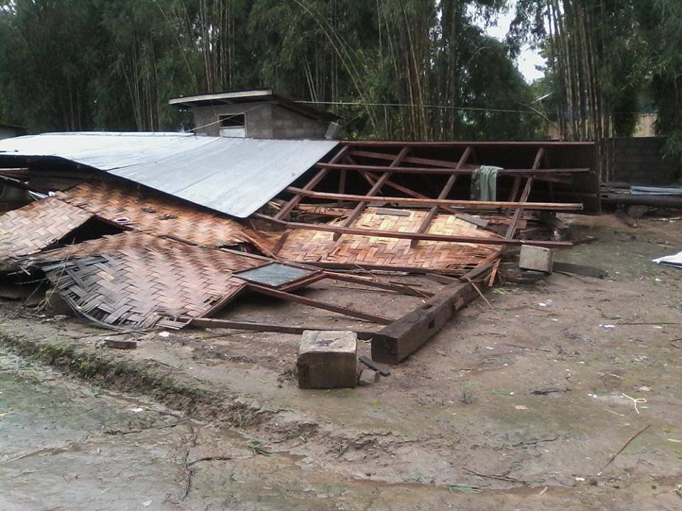 မုိင္းျဖတ္တြင္ ေလျပင္းတုိက္မႈေၾကာင့္ ေနအိမ္ႏွင့္စာသင္ေက်ာင္းမ်ား ပ်က္စီး