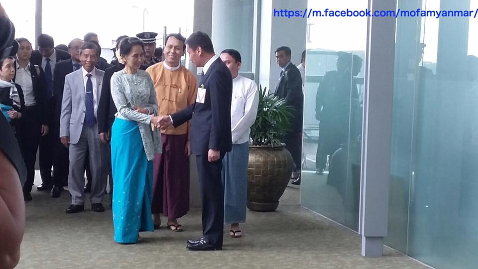 ေဒၚေအာင္ဆန္းစုၾကည္ တ႐ုတ္ခရီးစဥ္အဆံုးသတ္၍ ရန္ကုန္ကိုျပန္ေရာက္ရွိ (သတင္းဓာတ္ပံု)