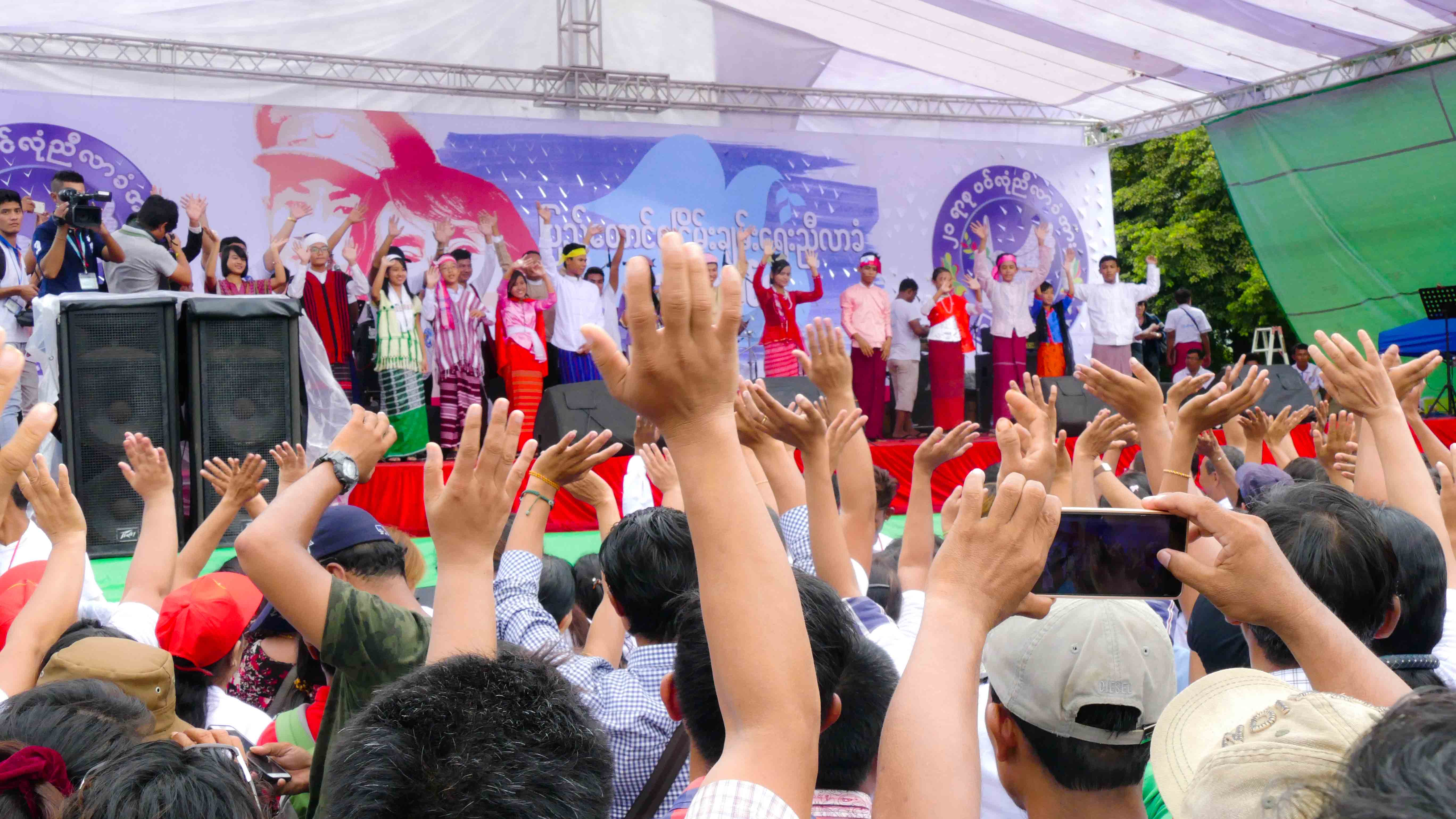 ၂၁ ရာစုပင္လံု ေထာက္ခံပြဲ ရန္ကုန္တြင္ လူေထာင္ခ်ီတက္