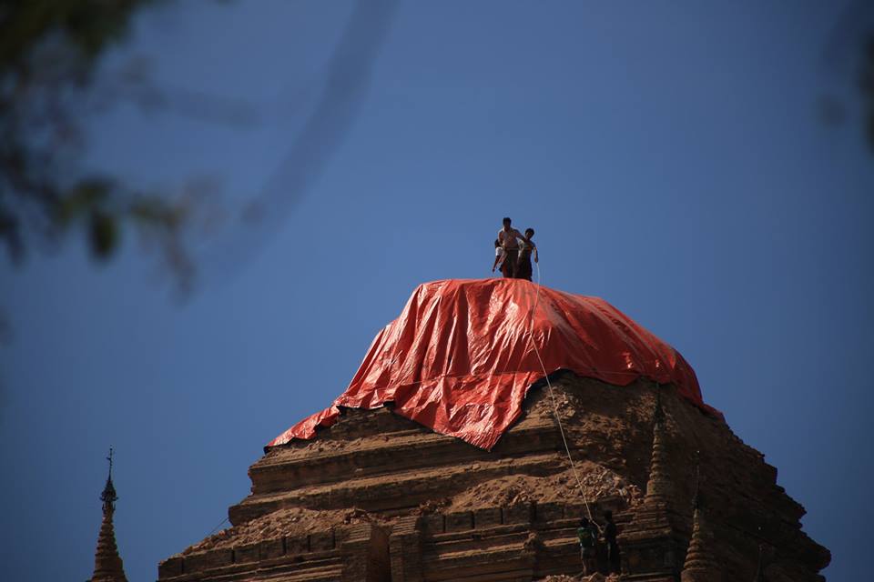 စူဠာမဏိဘုရား ျပဳျပင္ေနခ်ိန္အတြင္း မိုးရြာသြန္းမႈမွကာကြယ္ရန္ မိုးကာစမ်ား အုပ္ေနပံု (ဓာတ္ပုံ)