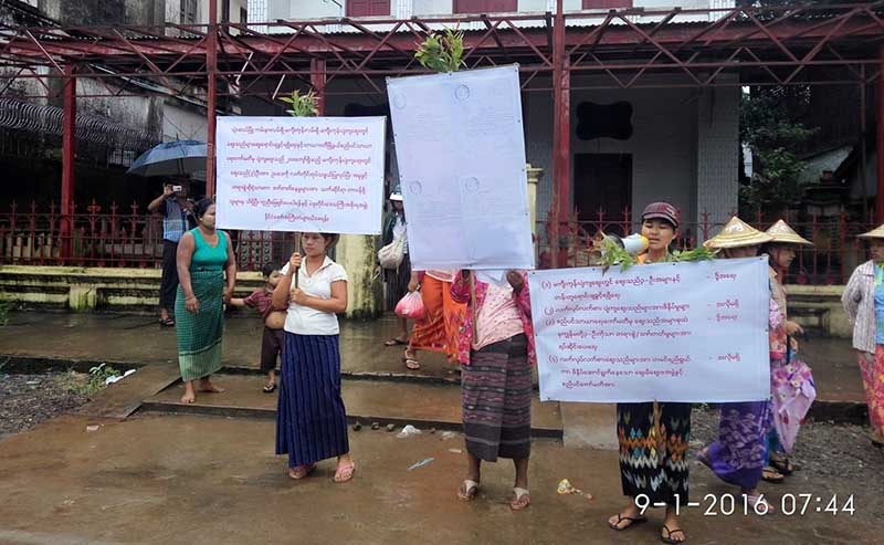 စည္ပင္၏ တရားစဲြဆိုခံရသည့္ သာယာ၀တီ ပ်ံက်ေစ်းသည္ ၃ ဦး ဆႏၵျပ (ဓာတ္ပံု)