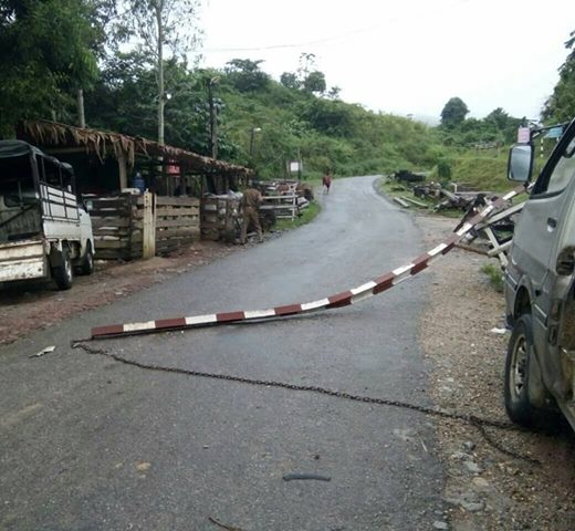 ေက်ာက္တံခါးတြင္ တရားမ၀င္သစ္တင္ကားမ်ား စစ္ေဆးေရးဂိတ္ေမာင္းတံကုိ တုိက္ၿပီးထြက္ေျပး
