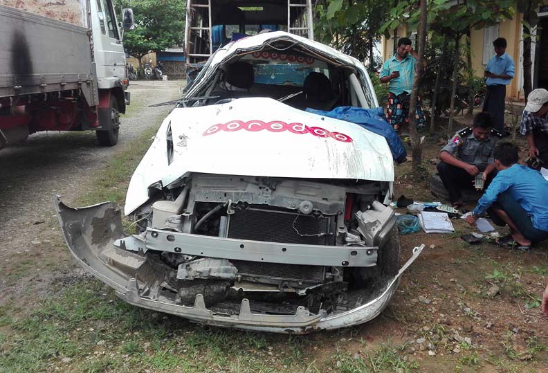 အျမန္လမ္းမႀကီး ၁၁၃ မုိင္အနီးတြင္ အငွားယာဥ္တစီး ေရေျမာင္းထဲက်၊ ၁ ဦးေသဆံုး ၄ ဦး ဒဏ္ရာရ