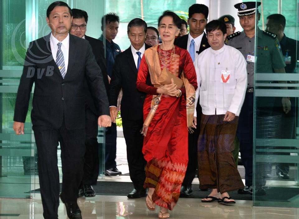 အေရွ႕အာရွထိပ္သီးစည္းေ၀းတက္ေရာက္ရန္ ေဒၚေအာင္ဆန္းစုၾကည္ ရန္ကုန္ေလဆိပ္မွ ထြက္ခြာ (ဓာတ္ပံု)