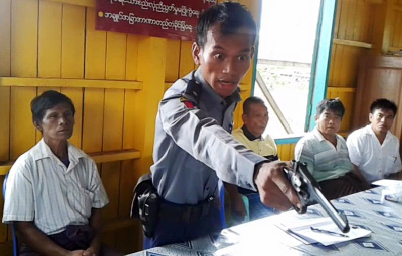 ရြာသားမ်ားအား ေသနတ္ျဖင့္ ၿခိမ္းေျခာက္ခဲ့သည့္ ရဲ၀န္ထမ္း ျပန္ေတာင္းပန္