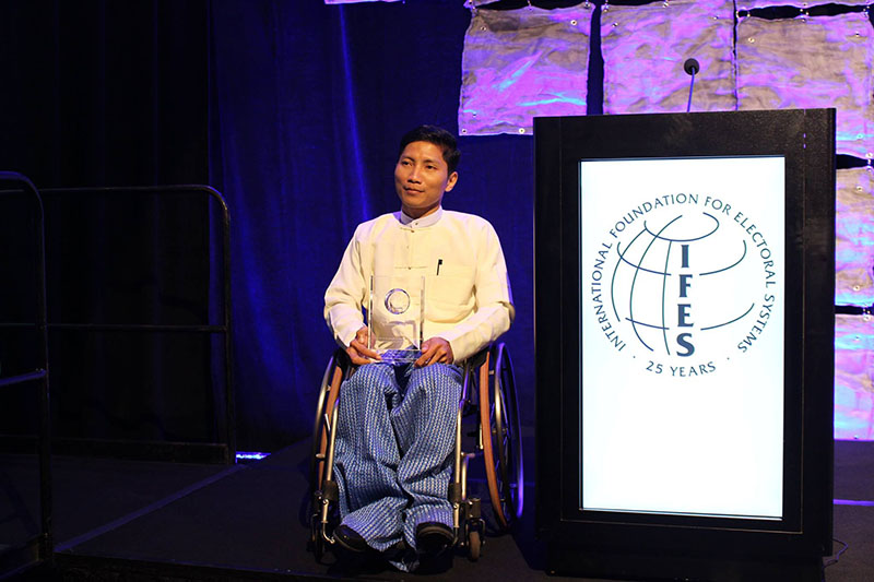 မသန္စြမ္း ဦးေနလင္းစိုး Charles T.Manatt Democracy Award ဆု လက္ခံရယူ