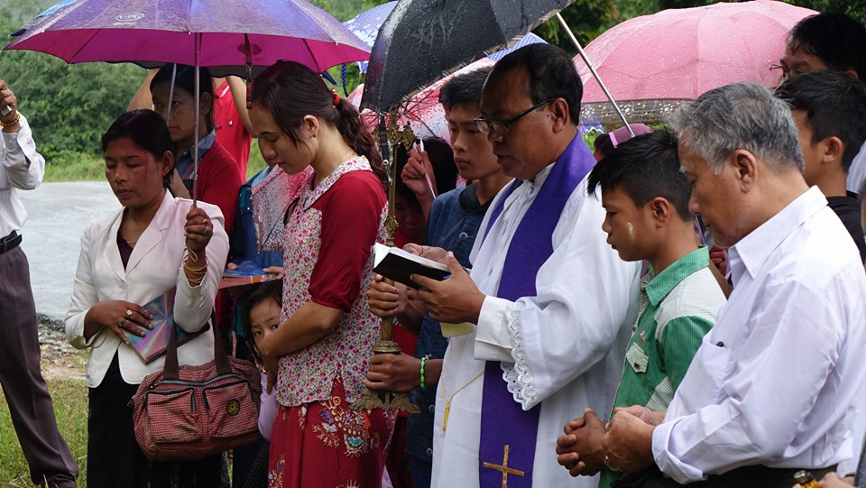 ဓားဒဏ္ရာမ်ားျဖင့္ ဗိုလ္မႉးကေတာ္ ေသဆံုးခဲ့သည့္ေနရာတြင္ ၀တ္ျပဳဆုေတာင္းပဲြ ျပဳလုပ္