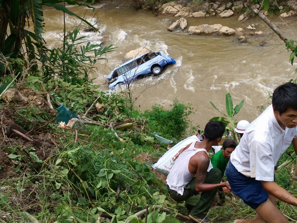 မိုင္းျဖတ္ ခရီးသည္တင္ယာဥ္တစီး ေခ်ာက္ထဲက်၊ ၁ ဦးေသ ၁၀ ဦး ဒဏ္ရာရ