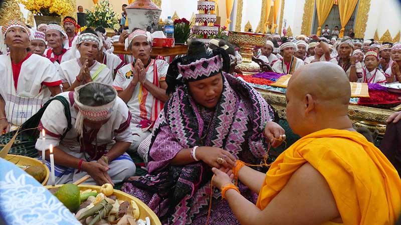 ၾကာအင္းေပၚေတာ္မူဆရာေတာ္ေမြးေန႔ ဖိုးတေခတ္လာေရာက္ဖူးေမွ်ာ္ (ဓာတ္ပံု)