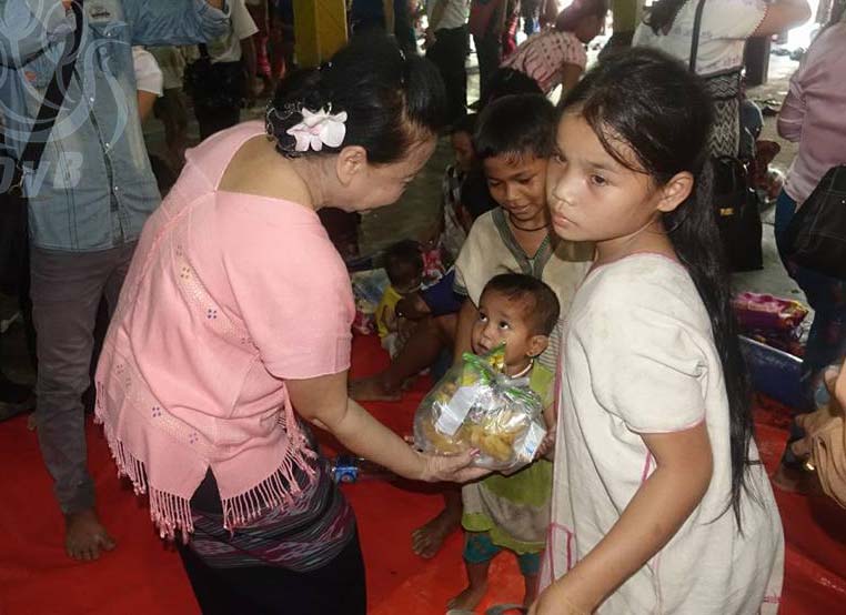 စစ္ေဘးေရွာင္ျပည္သူမ်ားကို ကရင္ျပည္နယ္၀န္ႀကီးခ်ဳပ္ ေထာက္ပံ့ေရးပစၥည္းေပးအပ္ (ဓာတ္ပံု)