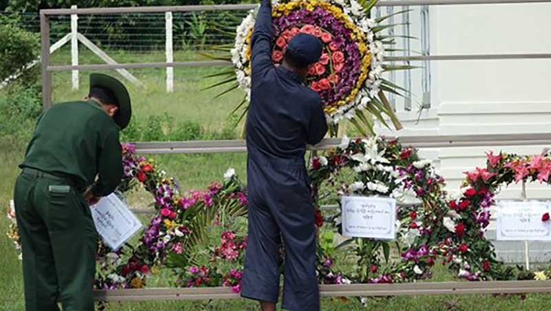 ဓားဒဏ္ရာမ်ားျဖင့္ ေသဆံုးခဲ့သည့္ ဗိုလ္မႉးဇနီးေမာင္ႏွံတို႔ကို မိသားစု၀င္မ်ား သၿဂႋဳဟ္