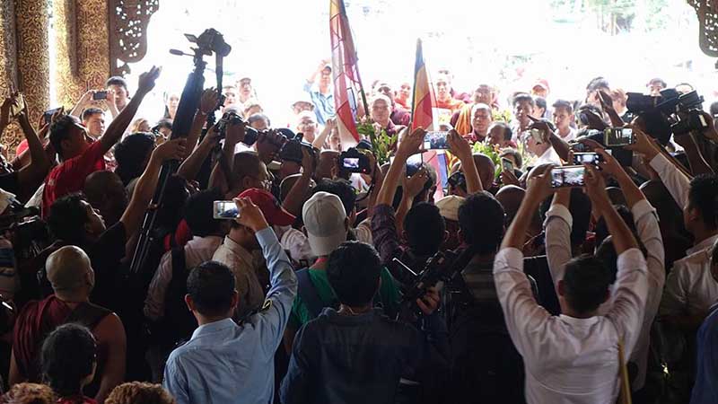 ေရႊ၀ါေရာင္သံဃာမ်ား ေရႊတိဂံုဘုရားေပၚမတက္ရန္ တားဆီးခံရ (ဓာတ္ပံု)