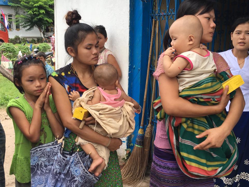 ၿမိဳင္ႀကီးငူ စစ္ေရွာင္ျပည္သူမ်ားကုိ လူကယ္ျပန္၀န္ႀကီး ေထာက္ပ့့ံေရးပစၥည္းမ်ား ေပးအပ္ (ဓာတ္ပုံ)