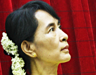 ပခုကၠူ​ေရ​ေဘး​အတြက္္ ​ေဒၚ​ေအာင္ဆန္း​စုၾကည္ ကူညီ